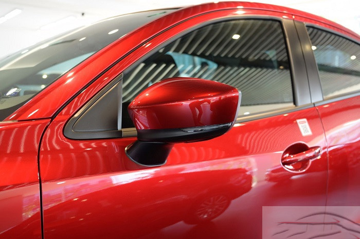 kinh chieu hau mazda 2 1 Mazda 2